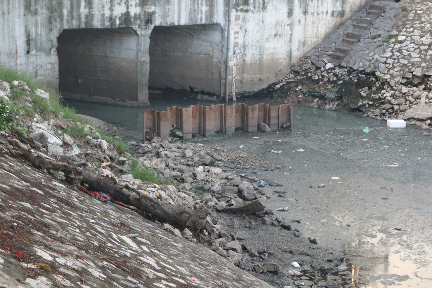 Rất nhiều đoạn chảy khu vực nội thành Hà Nội chất thải ô nhiễm tạo thành các bãi bồi ngăn cản dòng chảy thoát nước...