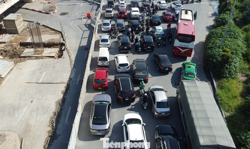 Ngoài xe khách còn có cả xe tải từ 10 tấn lưu thông qua nút.