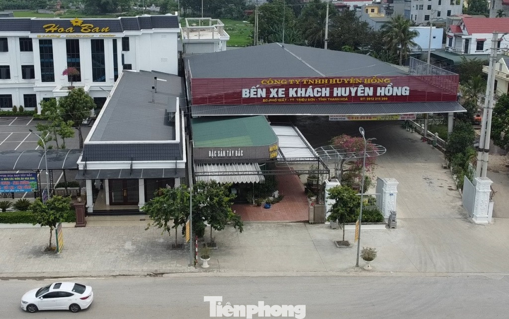 Ở vị trí phía trái tòa nhà Hoa Ban là một khu nhà 1 tầng lợp mái lợp tôn phủ kín, xung quanh khu nhà tôn này đều xây tường bao biệt lập với các khu thương mại, giải trí. Phía cổng ra vào khu nhà mái tôn này có ghi tấm biển “Bến xe khách Huyên Hồng”.