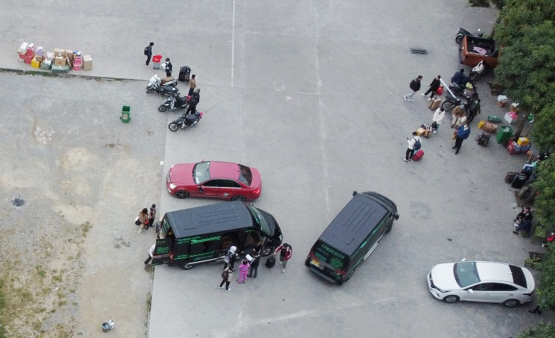 Hầu hết xe khách chở khách đến đây là có xe 16 chỗ hoặc xe Limousine đón, chở đi vào các tuyến phố nội đô. Hầu hết xe khách chở khách đến đây là có xe 16 chỗ hoặc xe Limousine đón, chở đi vào các tuyến phố nội đô.