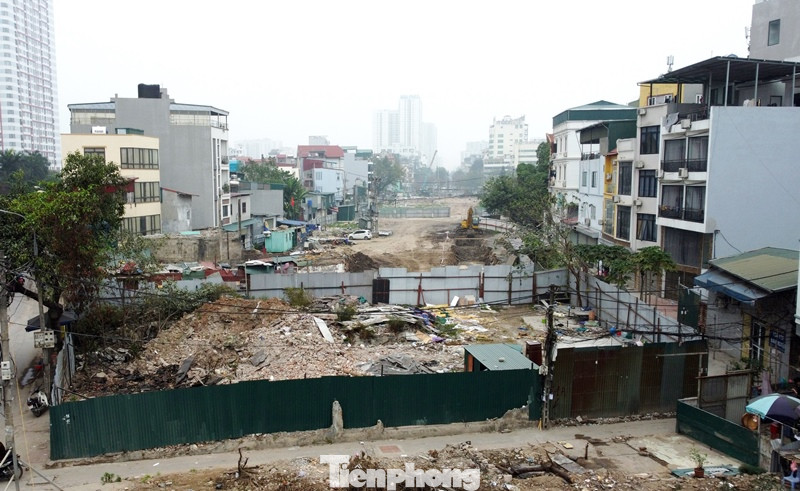 Tuy nhiên, tại hạng mục thi công hầm qua nút giao Giải Phóng - Kim Đồng công trường vẫn quây rào kín mít nhiều đoạn.