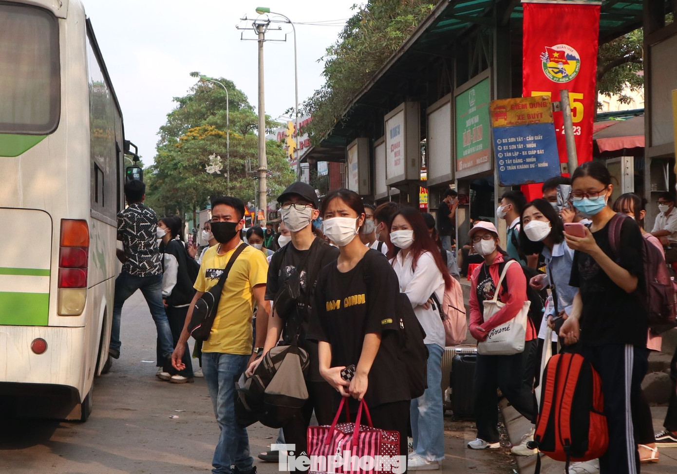 Chiều 28/4, ngày làm việc cuối cùng trước kỳ nghỉ lễ, người dân đổ ra các bến xe, ga tàu để bắt xe khách về quê. Nhiều xe khách đã dừng tại điểm đỗ xe buýt trước các bến xe để "hớt" khách.