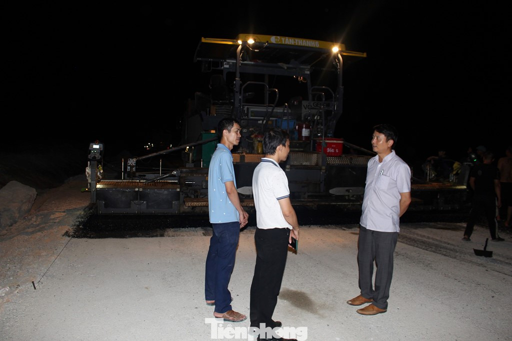 Thời điểm khoảng 23h đêm ngày 18/8, có mặt tại công trường đang thảm nhựa tại gói thầu số XL-03 đoạn qua thị xã Nghi Sơn (Thanh Hóa), ông Lê Thắng - Giám đốc Ban QLDA 2, Bộ GTVT chủ đầu tư (người đứng bên trái) - trao đổi với PV Tiền Phong: Để đảm bảo việc thảm đường được diễn ra đúng kế hoạch, thời gian và an toàn, hiện mỗi đoạn thảm đều có chủ đầu tư, tư vấn giám sát theo dõi, xử lý những vấn đề phát sinh.