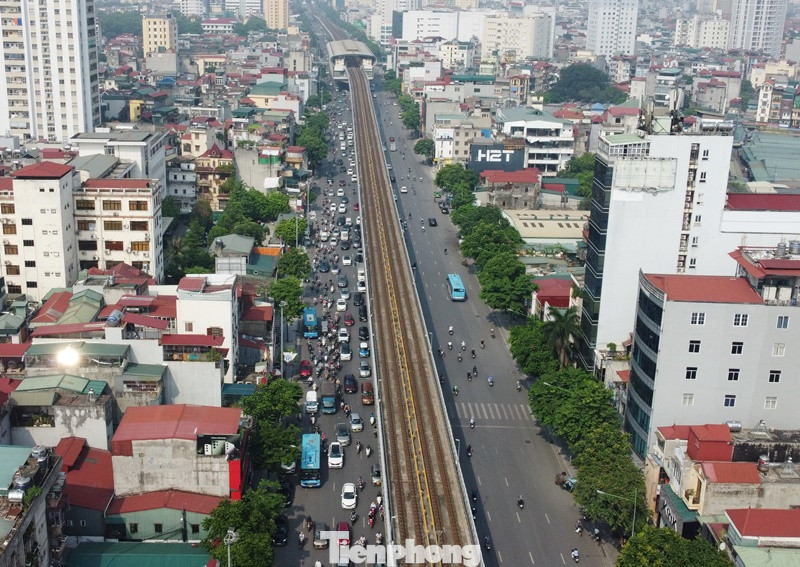 Ùn tắc trên đường Nguyễn Trãi chiều Hà Đông đi Ngã Tư Sở đã xảy ra từ đoạn công trường (khu vực đối diện nút giao Lương Thế Vinh) kéo dài đến tận Hà Đông trong sáng 10/6.