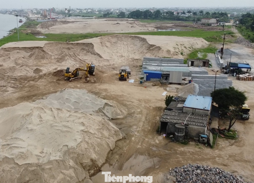 Một bãi đúc dầm, trụ bê tông nằm trên hành lang thoát lũ tại xã Xuân Tân.