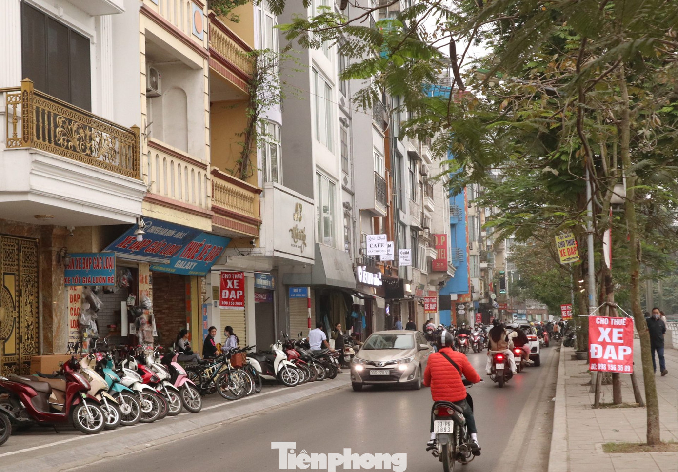 Trên khu vực hồ Tây, các cửa hàng có dịch vụ cho thuê xe đạp tập trung chủ yếu trên tuyến đường Trích Sài, Nguyễn Đình Thi... Ông Đạt (chủ một cửa hàng cho thuê xe đạp) tại đây cho biết: “Hiện nhu cầu thuê xe đạp của người dân, đặc biệt là giới trẻ tăng cao. Cửa hàng có 60 chiếc xe cho thuê, trung bình mỗi ngày cửa hàng cho khách thuê được từ 70 - 120 lượt. Nhiều người là khách quen còn đặt xe trước để tránh tình trạng hết xe."