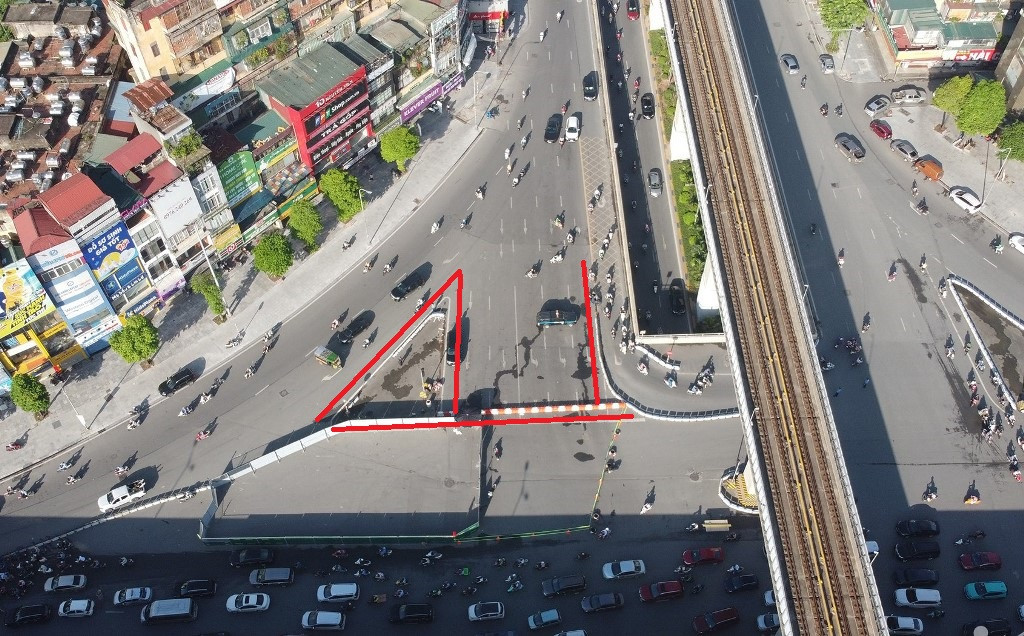 Hình ảnh hàng rào hình phễu (đường kẻ đỏ) hút phương tiện đi vào, sau đó là phương tiện tiến cũng không được, lùi cũng không xong.