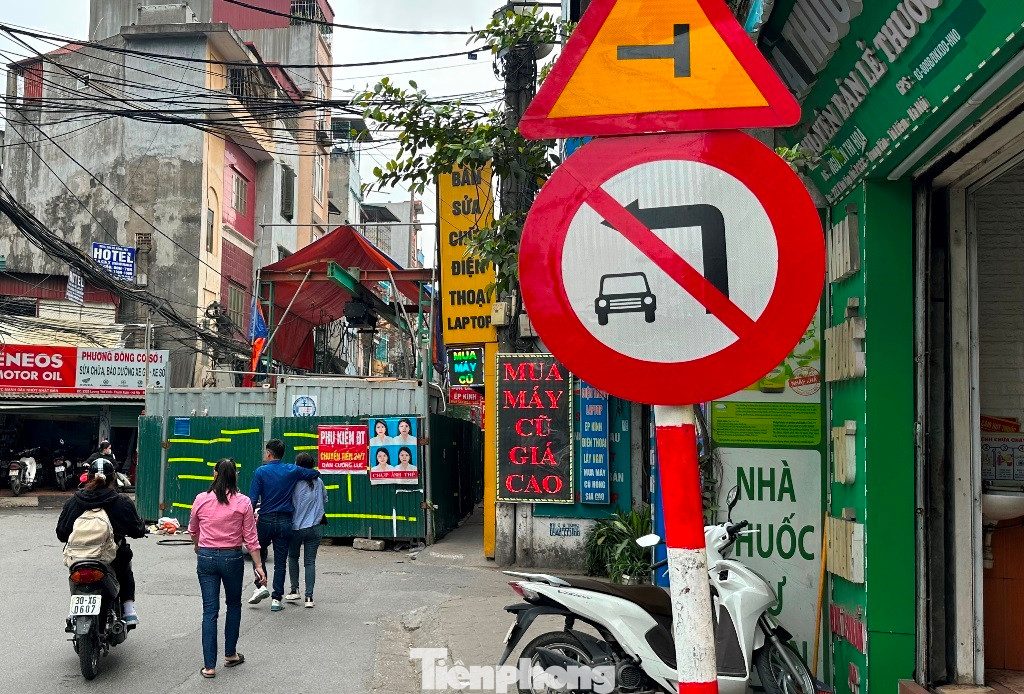 Nhưng khi vào gặp công trường không thể đi tiếp, rẽ trái sang đường khác lại có biển cấm. Lúc này chủ xe ô tô bị rơi vào tình trạng tiến thoái lưỡng nan.