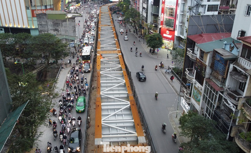 PV Tiền Phong có mặt tại nút giao Chùa Bộc - Phạm Ngọc Thạch giờ cao điểm ngày 15/2 ghi nhận, ùn tắc kéo dài đã diễn ra với chiều Chùa Bộc sang đường Phạm Ngọc Thạch.