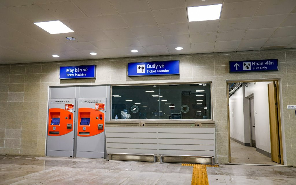 Để vào nhà ga đi tàu, hành khách phải qua phòng bán vé trước. Để vào nhà ga đi tàu, hành khách phải qua phòng bán vé trước.