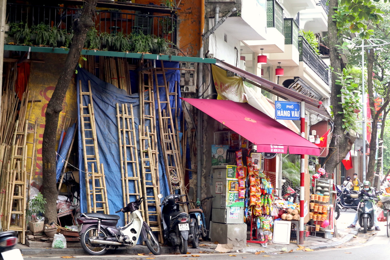 Với mong muốn bảo tồn phố cổ, từ những năm 1998, TP Hà Nội đã công bố đề án di dân phố cổ với mục tiêu giảm mật độ dân cư cũng như áp lực lên cơ sở hạ tầng tại khu vực này. Cụ thể, mật độ dân cư phố cổ đang từ 825 người/ha năm 2010 sẽ giảm xuống còn 500 người/ha vào năm 2020. Khu vực phố cổ nằm tại quận Hoàn Kiếm sẽ phải di chuyển trên 6.500 hộ dân, tương đương khoảng 27.000 người.