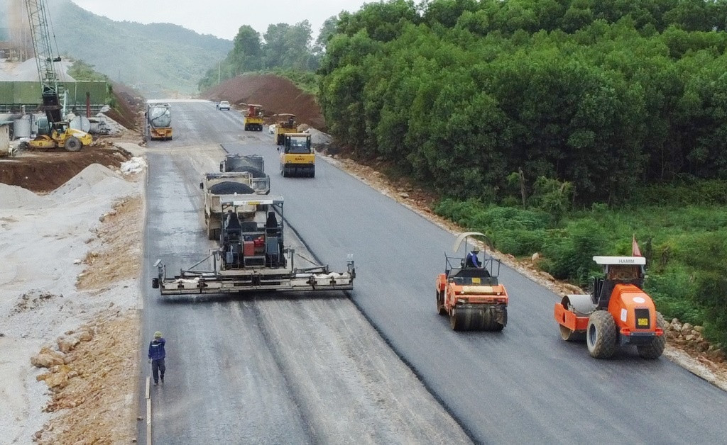Thi công thảm nhựa mặt đường cao tốc QL45 - Nghi Sơn. Thi công thảm nhựa mặt đường cao tốc QL45 - Nghi Sơn.