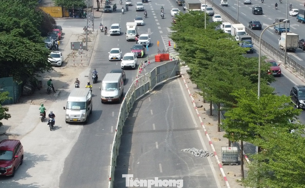 Từ chiều qua, đơn vị thi công dự án cầu vượt thép tại đây đã bắt đầu rào đường trên đường Phạm Hùng và Phạm Văn Đồng đoạn qua nút giao.