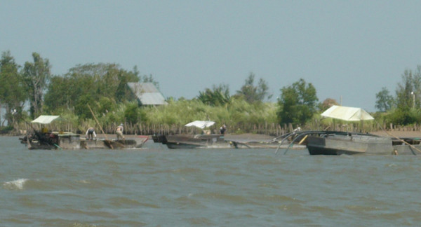 Ghe nhỏ khai thác cát không phép trên sông Hậu, thuộc cồn An Lộc. Ảnh: Diệu Hiền
