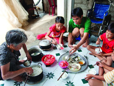 Bà Tề - mẹ anh Huệ - chăm sóc chồng và con từng bữa cơm. Bà có mười đứa con, nhưng chỉ có hai người trụ ở đảo Bé với vợ chồng bà, số còn lại đều vào TP Quảng Ngãi lập nghiệp. “Biết lấy gì để nuôi thằng con tật nguyền, trong khi mỗi tháng vợ chồng tui được trợ cấp hộ nghèo 360.000 đồng” - bà Tề than. Bà Tề - mẹ anh Huệ - chăm sóc chồng và con từng bữa cơm. Bà có mười đứa con, nhưng chỉ có hai người trụ ở đảo Bé với vợ chồng bà, số còn lại đều vào TP Quảng Ngãi lập nghiệp. “Biết lấy gì để nuôi thằng con tật nguyền, trong khi mỗi tháng vợ chồng tui được trợ cấp hộ nghèo 360.000 đồng” - bà Tề than