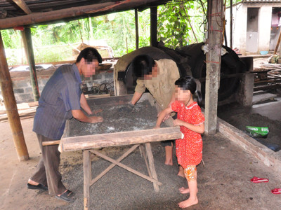 Phơi chè ra ven quốc lộ ở Yên Bái