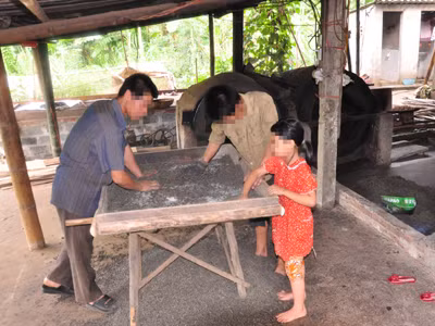 Phơi chè ra ven quốc lộ ở Yên Bái