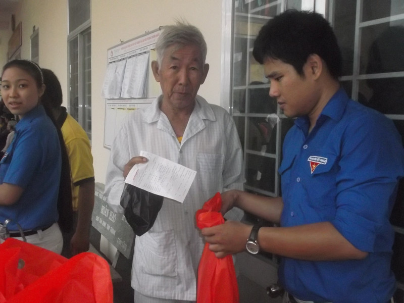 Tiếp nhận và đọc tên để người dân vào khám bệnh