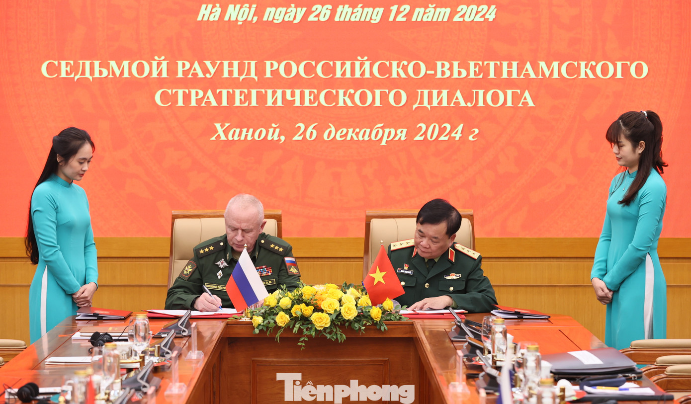 Thượng tướng Hoàng Xuân Chiến và Thượng tướng A-lếch-xan-đơ Pho-min ký các văn kiện hợp tác.