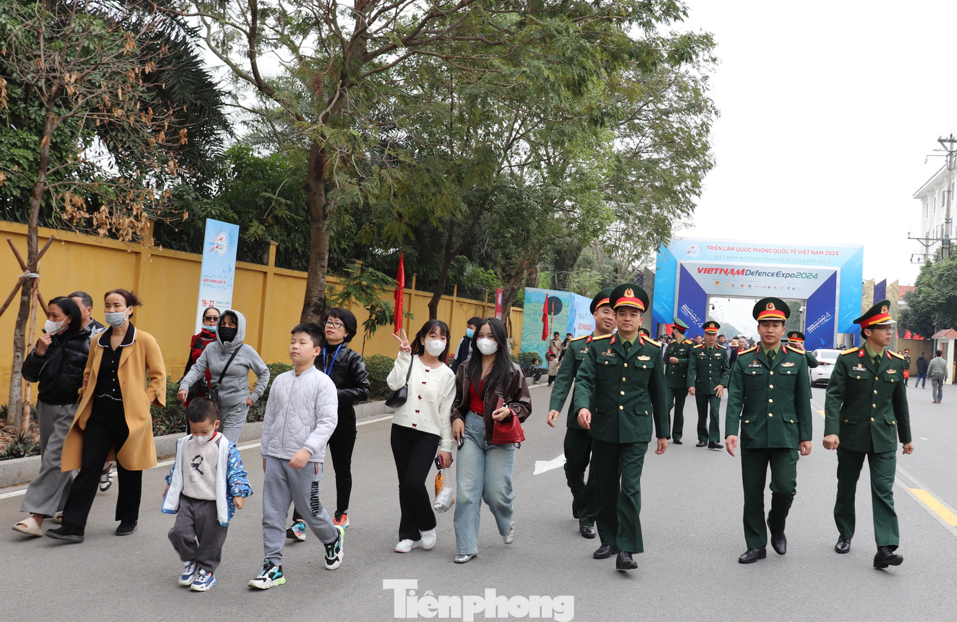 Hàng dài người dân tiến về xem Triển lãm Quốc phòng quốc tế Việt Nam 2024.