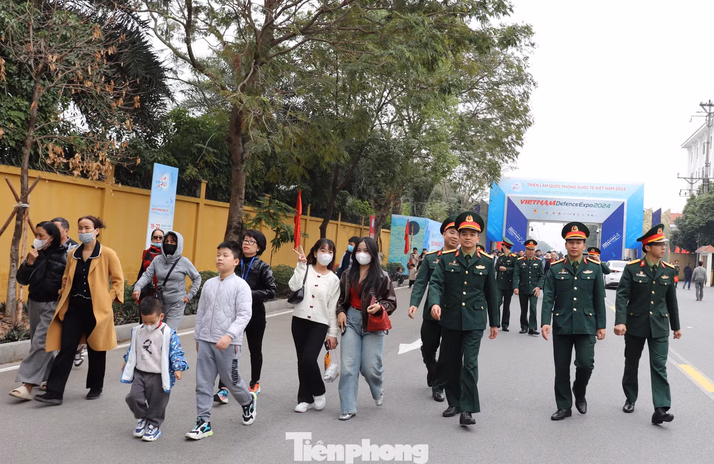 Hàng dài người dân tiến về xem Triển lãm Quốc phòng quốc tế Việt Nam 2024. Hàng dài người dân tiến về xem Triển lãm Quốc phòng quốc tế Việt Nam 2024.