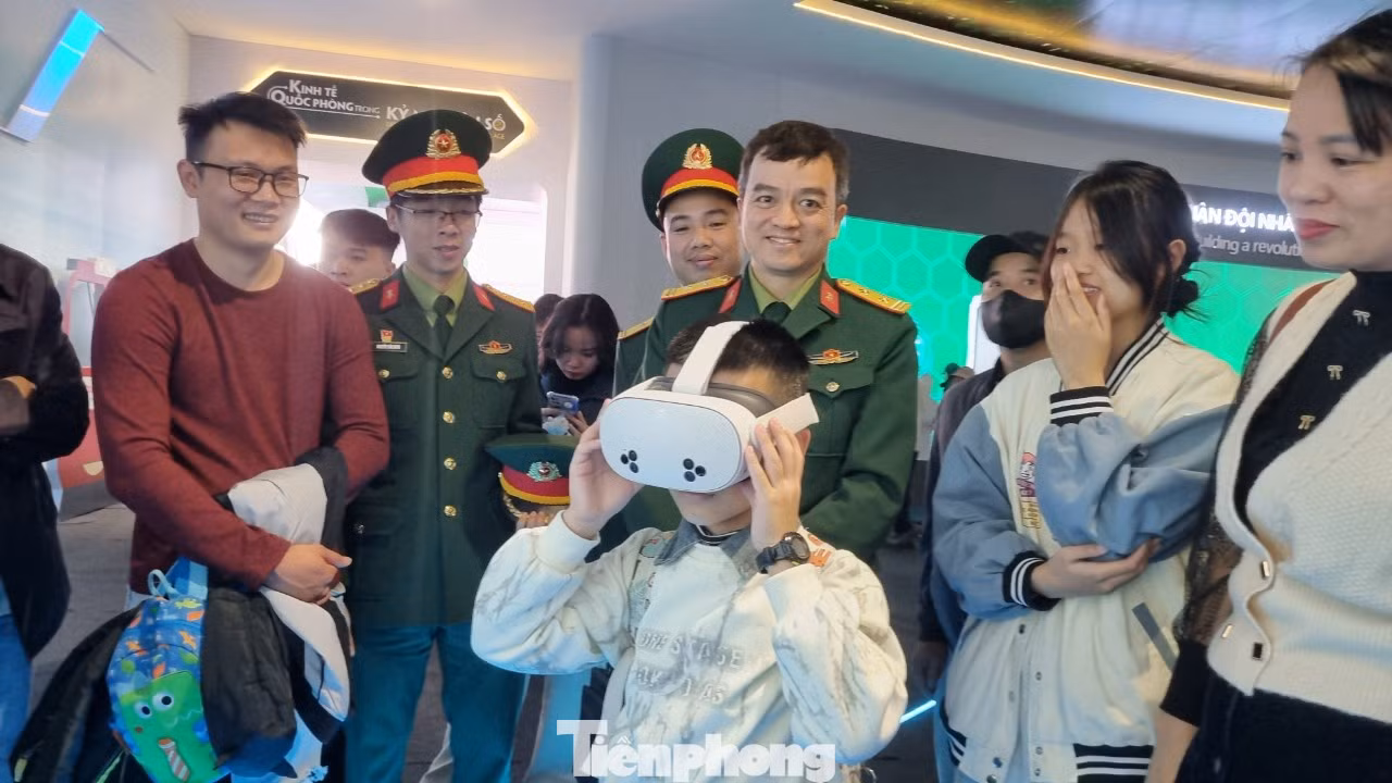 Các gian hàng công nghệ thực tế ảo vẫn được trưng bày để người dân tham quan, trải nghiệm.