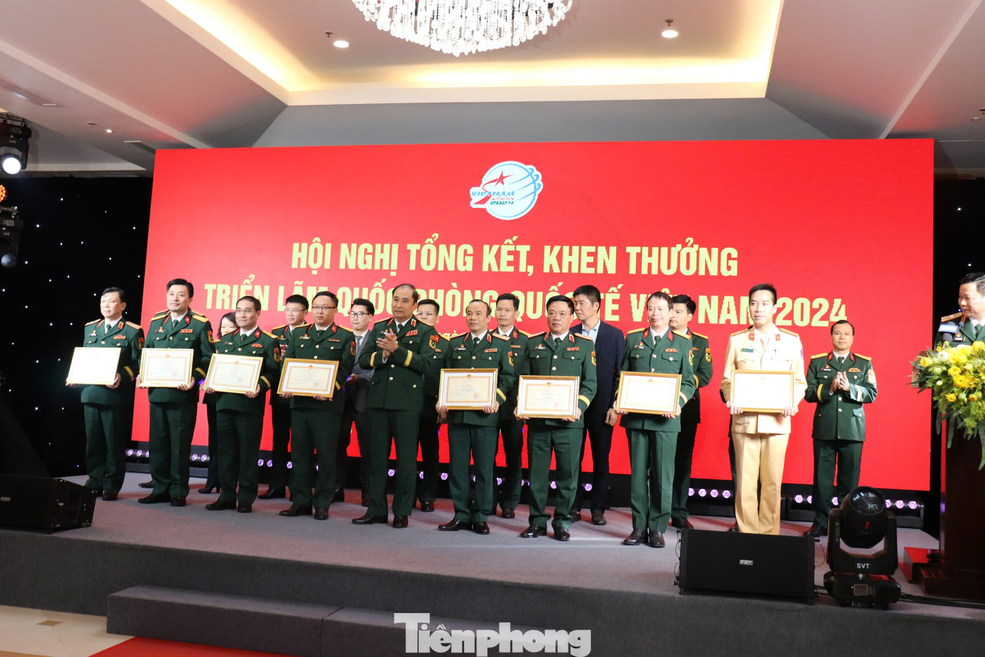 Thượng tướng Phùng Sĩ Tấn - Phó Tổng Tham mưu trưởng Quân đội nhân dân Việt Nam trao bằng khen Tổng Tham mưu trưởng Quân đội nhân dân Việt Nam tặng các đơn vị có thành tích xuất sắc trong thực hiện nhiệm vụ phục vụ cho triển lãm.