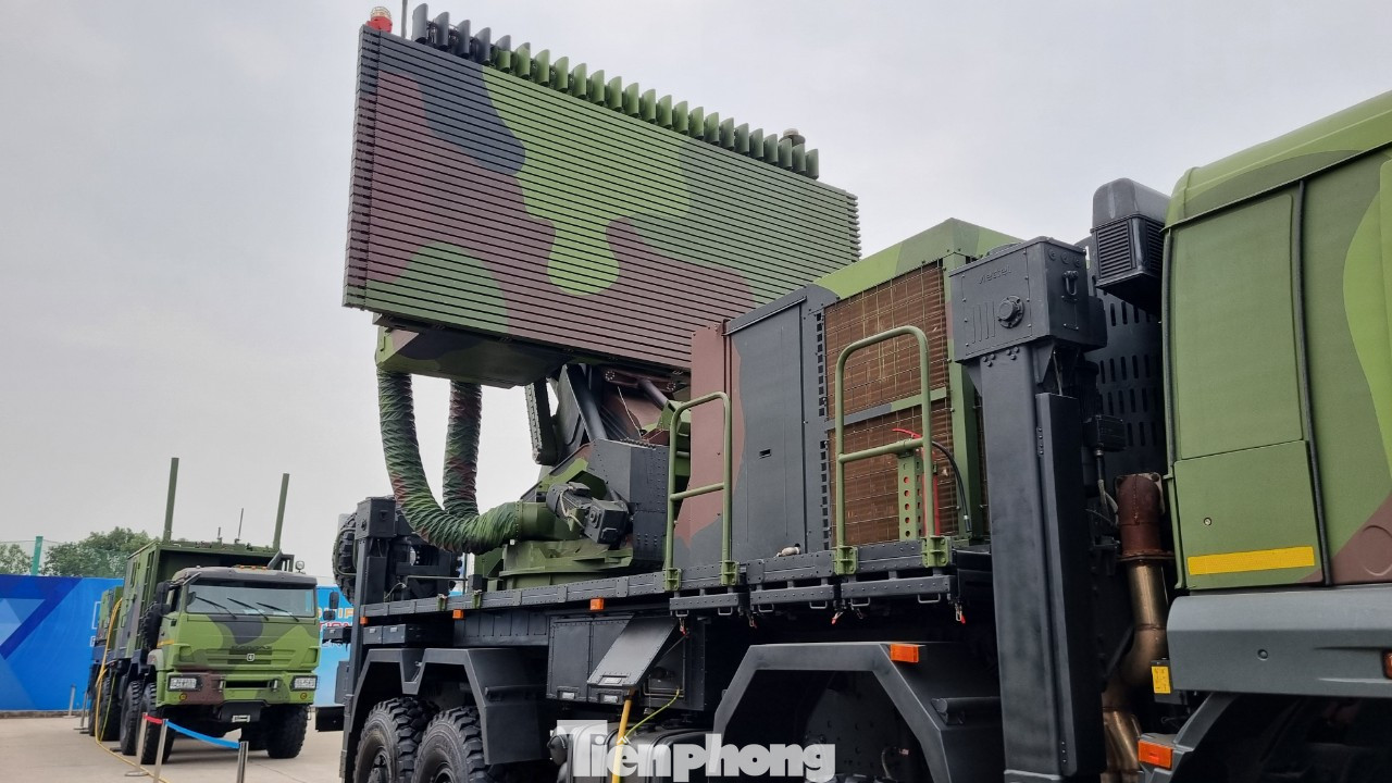 Tổ hợp ra đa do Việt Nam sản xuất.