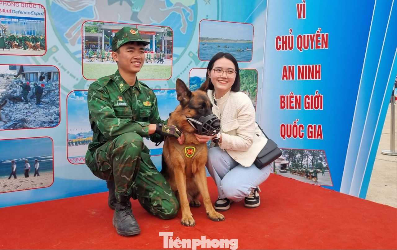 Chó nghiệp vụ Biên phòng tại Triển lãm Quốc phòng quốc tế Việt Nam 2024.