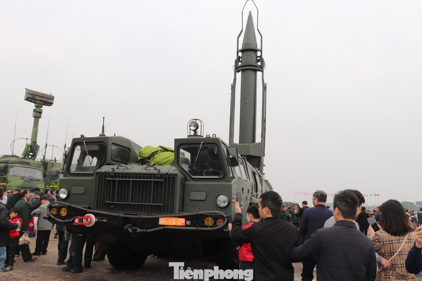 Tên lửa đất đối đất T-17E.