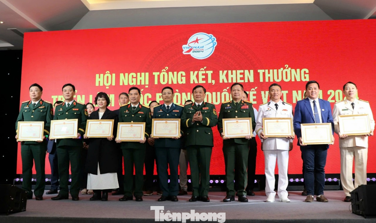 Thượng tướng Hoàng Xuân Chiến trao bằng khen của Bộ trưởng Bộ Quốc phòng tặng các đơn vị có thành tích xuất sắc trong thực hiện nhiệm vụ tại triển lãm.
