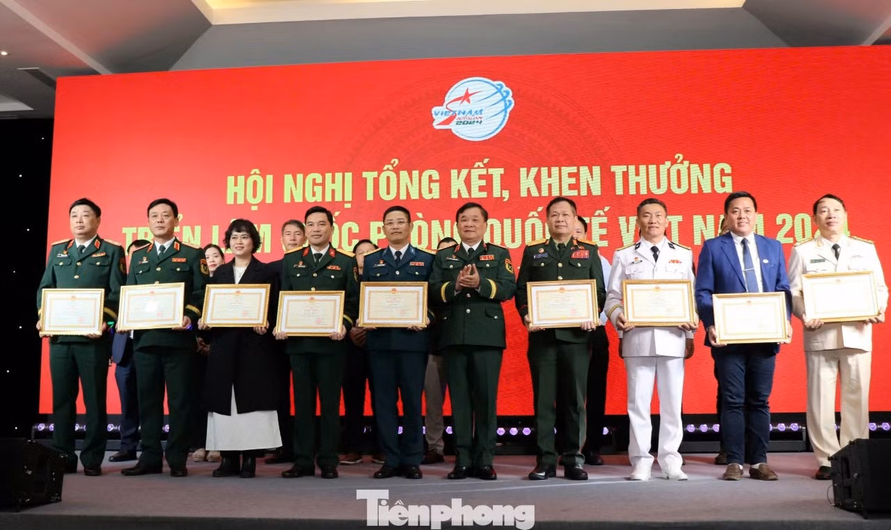 Thượng tướng Hoàng Xuân Chiến trao bằng khen của Bộ trưởng Bộ Quốc phòng tặng các đơn vị có thành tích xuất sắc trong thực hiện nhiệm vụ tại triển lãm.