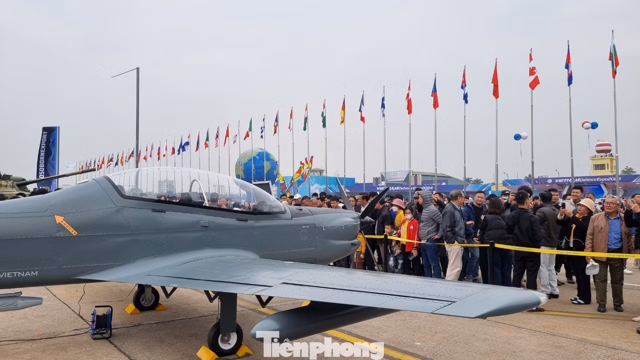 Máy bay TP - 150 do Việt Nam hợp tác với Italia sản xuất. Máy bay TP - 150 do Việt Nam hợp tác với Italia sản xuất.