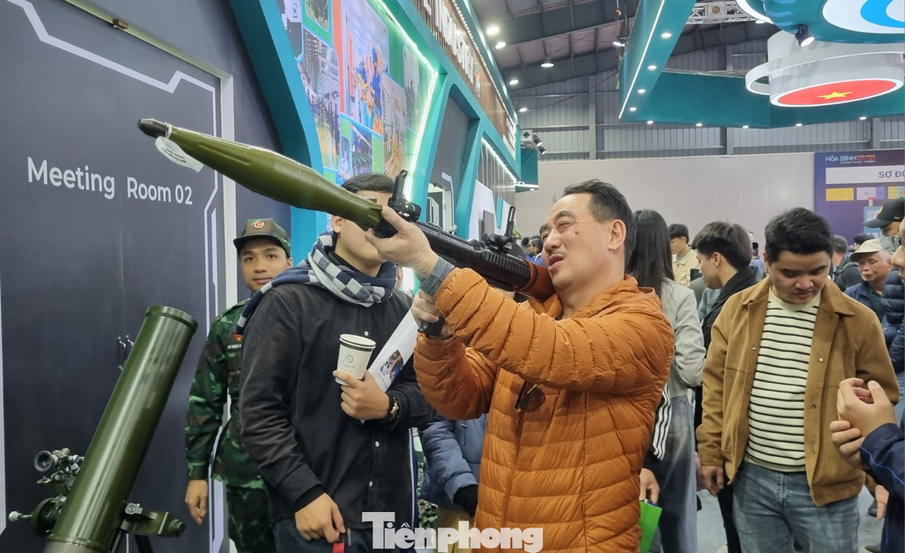 Người dân trải nghiệm các loại vũ khí do doanh nghiệp công nghiệp quốc phòng Việt Nam chế tạo.