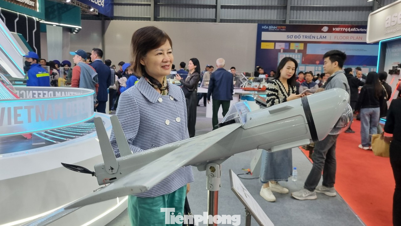 Máy bay không người lái (UAV) do Viettel thiết kế, chế tạo vẫn được trưng bày tại triển lãm đến 23/12. Máy bay không người lái (UAV) do Viettel thiết kế, chế tạo vẫn được trưng bày tại triển lãm đến 23/12.