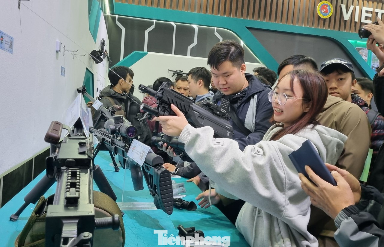 Người dân trải nghiệm các loại vũ khí do doanh nghiệp công nghiệp quốc phòng Việt Nam chế tạo.