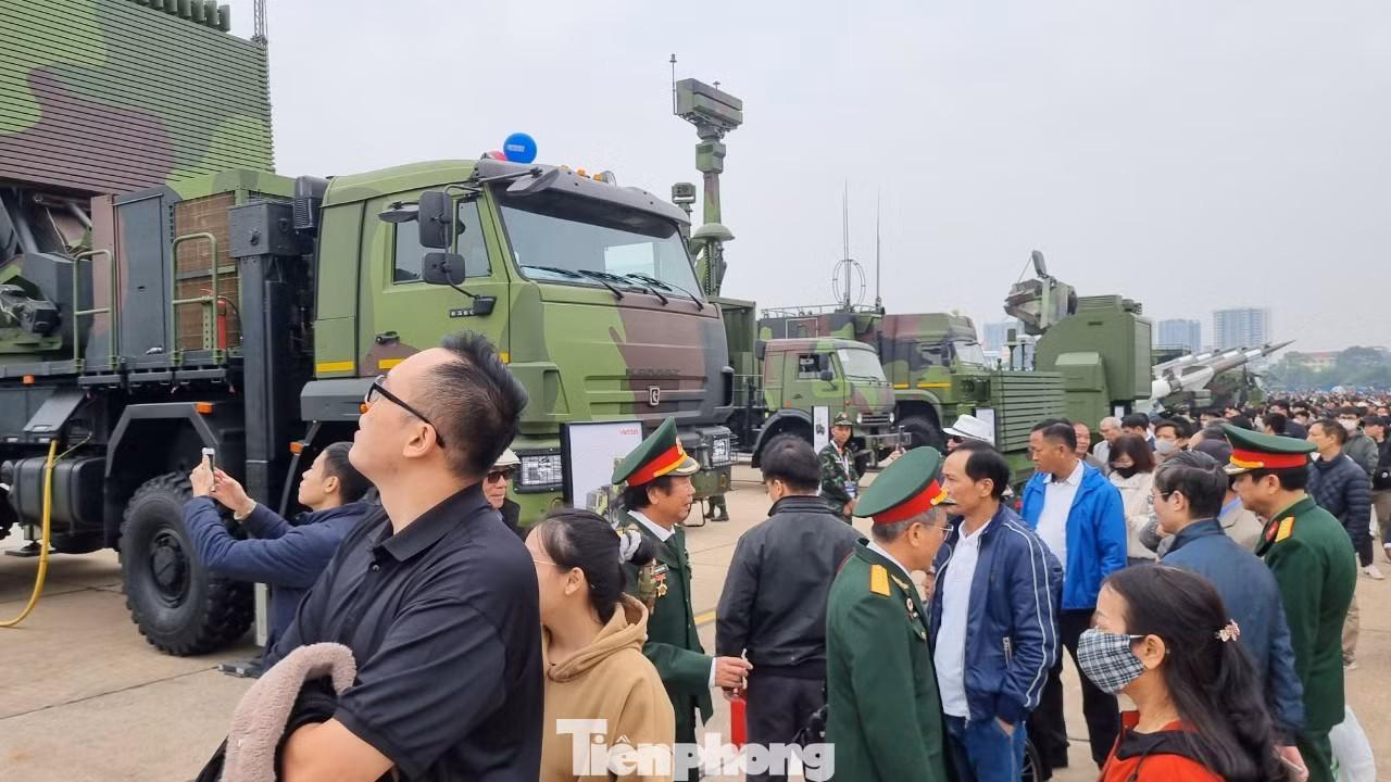 Tổ hợp ra đa do Việt Nam sản xuất. Tổ hợp ra đa do Việt Nam sản xuất.