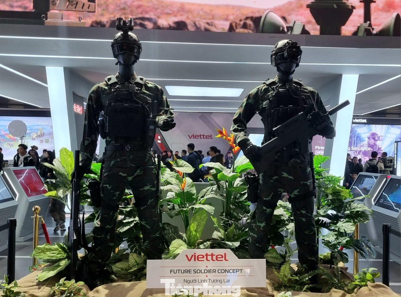 Viettel chế tạo bộ trang bị "người lính tương lai" dựa trên nền tảng tích hợp vũ khí thông minh, thu thập xử lý trao đổi thông tin, kết nối người lính thành một phần của mạng lưới chiến trường. Viettel chế tạo bộ trang bị "người lính tương lai" dựa trên nền tảng tích hợp vũ khí thông minh, thu thập xử lý trao đổi thông tin, kết nối người lính thành một phần của mạng lưới chiến trường.
