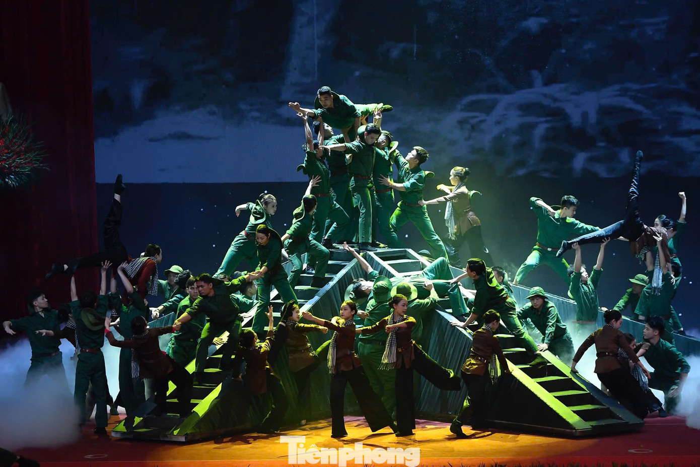 Tiết mục nghệ thuật tại kỷ niệm 80 năm Ngày thành lập QĐND Việt Nam và 35 năm Ngày hội Quốc phòng toàn dân. Tiết mục nghệ thuật tại kỷ niệm 80 năm Ngày thành lập QĐND Việt Nam và 35 năm Ngày hội Quốc phòng toàn dân.