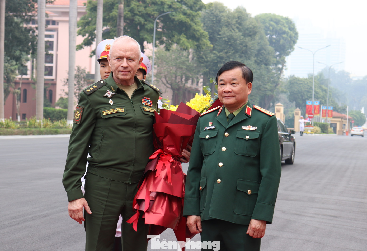 Thượng tướng Hoàng Xuân Chiến tặng hoa chào mừng Thượng tướng A-lếch-xan-đơ Pho-min.