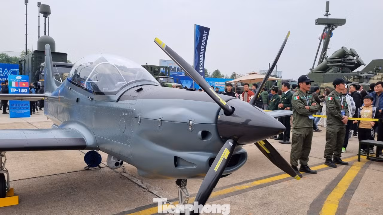 Máy bay TP - 150 do Việt Nam hợp tác với Italia sản xuất. Máy bay TP - 150 do Việt Nam hợp tác với Italia sản xuất.