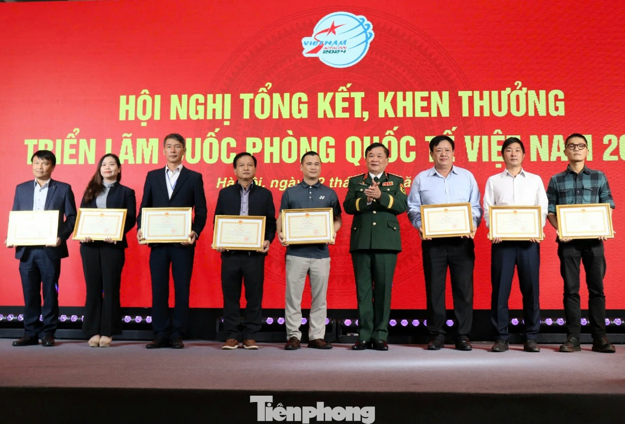 Thượng tướng Hoàng Xuân Chiến trao bằng khen của Bộ trưởng Quốc phòng tặng các doanh nghiệp cung cấp dịch vụ cho triển lãm.