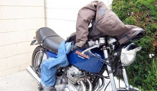 Trang phục và chiếc xe thì vẫn còn, người thì đã biến mất. (Nguồn Vietboom)