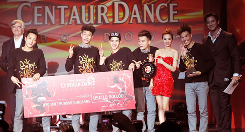 Thái Y Lâm trao giải quán quân cho nhóm S.I.N.E 