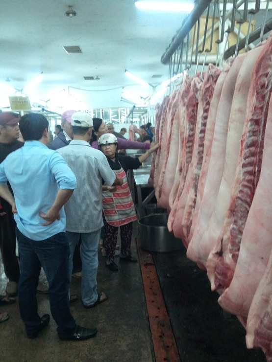 Việc giao dịch sôi động thường bắt đầu vào khoảng 2h sáng, khi các mối xem hàng và trả giá với lái