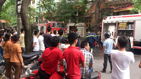 Đông đảo người dân hiếu kỳ đứng xem vụ việc