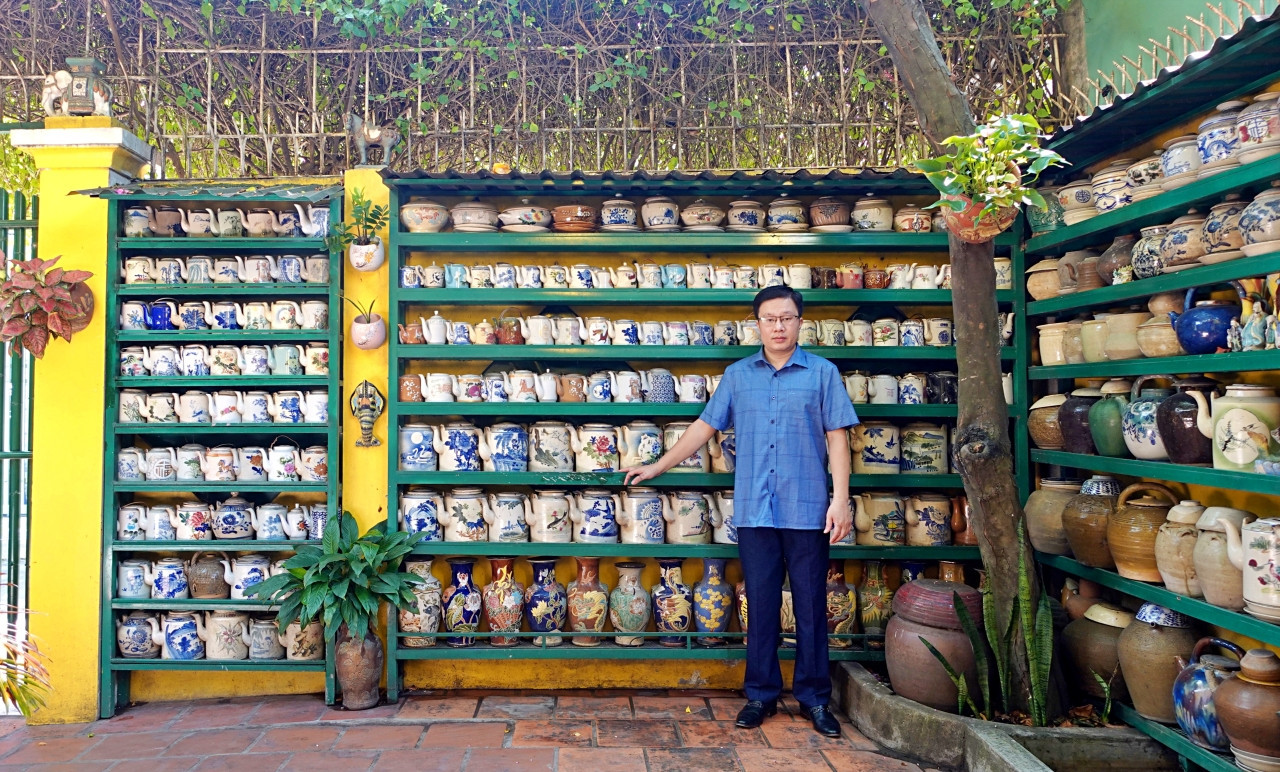 Một góc sân nơi anh Đương trưng bày hàng trăm chiếc ấm lớn, nhỏ thuộc nhiều dòng gốm sứ khác nhau. Một góc sân nơi anh Đương trưng bày hàng trăm chiếc ấm lớn, nhỏ thuộc nhiều dòng gốm sứ khác nhau.