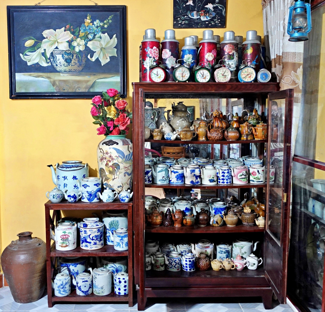 Góc không gian trưng bày những chiếc ấm cổ xưa. Góc không gian trưng bày những chiếc ấm cổ xưa.