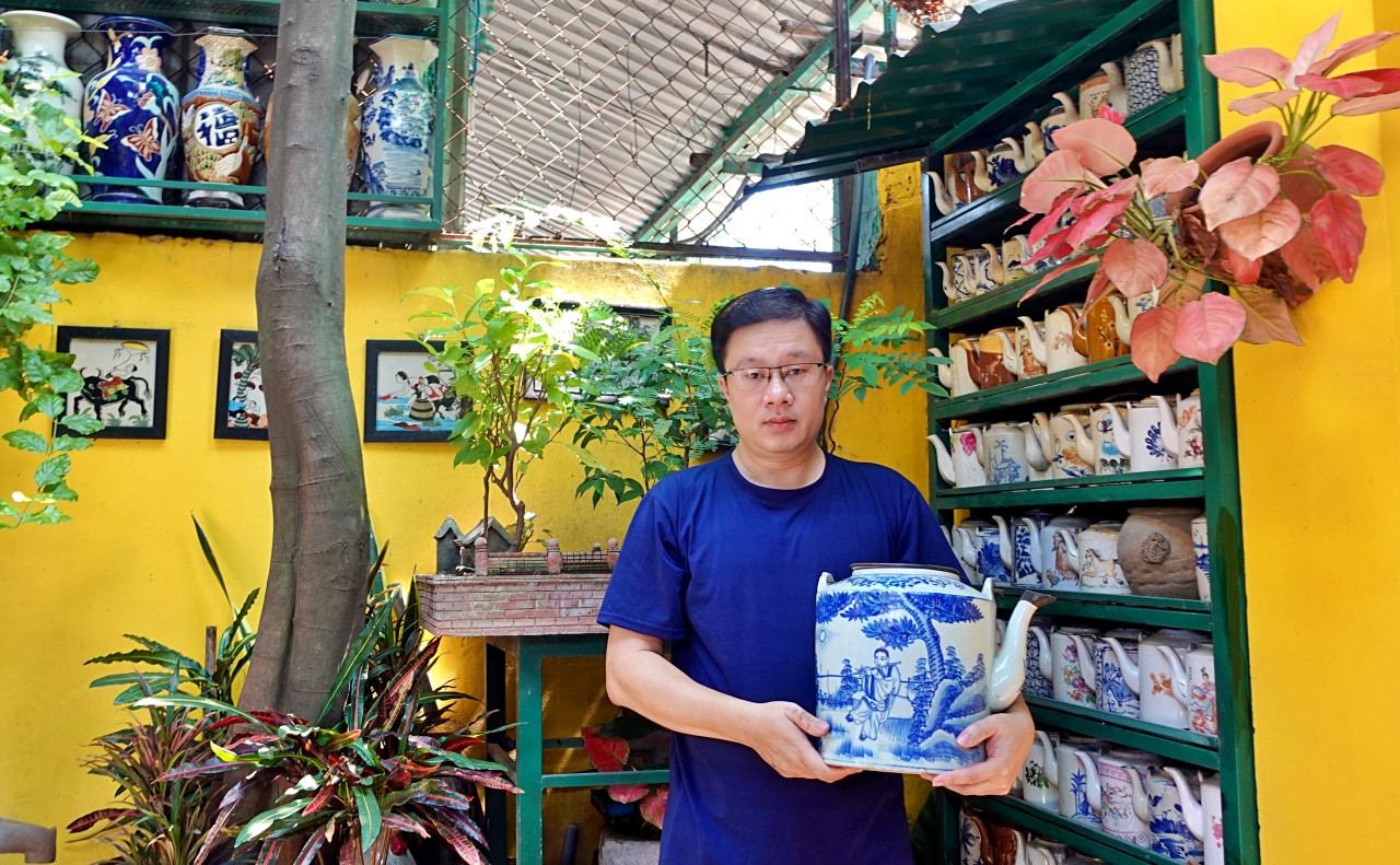 Chiếc ấm trà gốm sứ Vạn Ninh, chứa được khoảng 5 lít nước. Chiếc ấm trà gốm sứ Vạn Ninh, chứa được khoảng 5 lít nước.