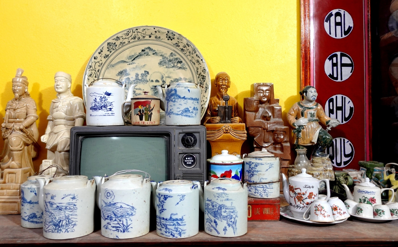 Những chiếc ấm Bát Tràng được sản xuất từ những năm 1960 đến thập niên 1980. Những chiếc ấm Bát Tràng được sản xuất từ những năm 1960 đến thập niên 1980.